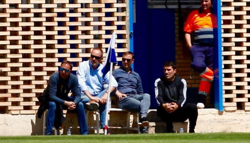 Víctor Fernández, flanqueado por Mikel Insausti (izda. de la foto), el preparador de porteros del equipo, y Alberto Belsué, el delegado. A la dcha., el capitán, Alberto Belsué. La imagen es del mediodía, en la Ciudad Deportiva, en el partido Real Zaragoza-Villarreal de categoría Juvenil en la competición de Copa del Rey.