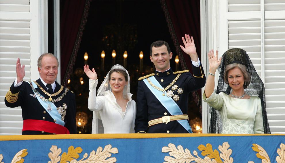(FILES)-- A file photo taken on May 22, 2004 shows (from L) Juan Carlos of Spain, Princess of Asturias Letizia Ortiz, her husband Spanish Crown Prince Felipe of Bourbon and his mother Queen Sofia of Spain saluting the crowd from the balcony of the Oriental Palace in Madrid after the wedding of Prince Felipe of Spain and Letizia Ortiz. Spain's 76-year-old King Juan Carlos will abdicate in favour of his son, Prince Felipe, Prime Minister Mariano Rajoy announced on June 2, 2014. AFP PHOTO / CHRISTOPHE SIMON SPAIN-ROYALS-ABDICATE-POLITICS-FILES