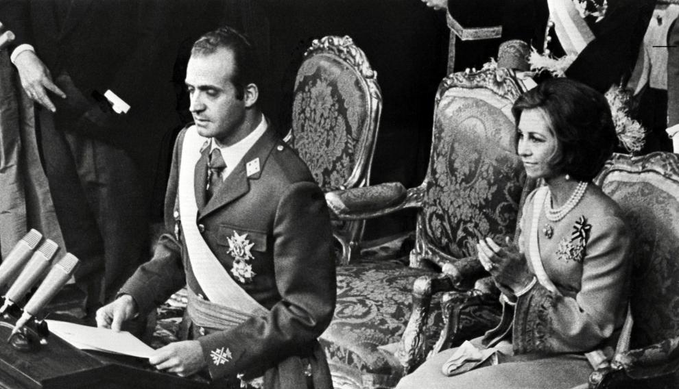 (FILES) -- A file photo taken in February 1976 shows King Juan Carlos of Spain and his wife Queen Sophia of Greece, playing with their children Crown Prince Felipe, 8, and daughter Elena, 12, in Zarzuela Palace in Madrid. Spanish King Juan Carlos will abdicate in favour of his son Prince Felipe, the nation announced on June 2, 2014, ending a 39-year reign that ushered in democracy but was was later battered by royal scandals. The 76-year-old monarch, crowned in November 1975 after the death of General Francisco Franco, is stepping down dogged by health woes and with his popularity deeply eroded by scandals swirling around him and his family. AFP PHOTO SPAIN-ROYALS-ABDICATE-POLITICS-FILES