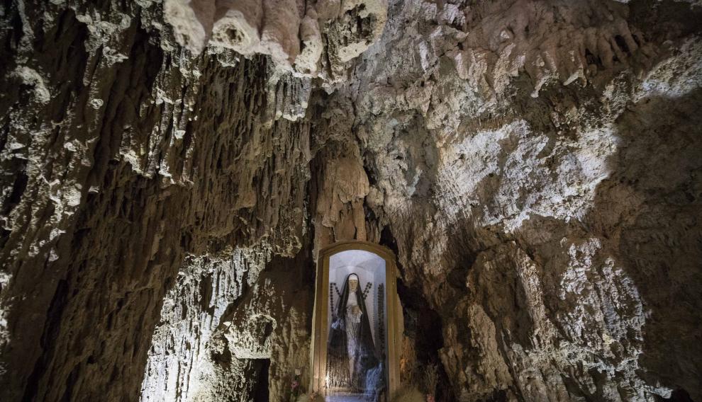 La Cueva de las Maravillas, el salto de la Paradera, la ermita de la Soledad y las sargas de tela que protegen el retablo mayor de San Miguel suponen una atractiva oferta combinada.