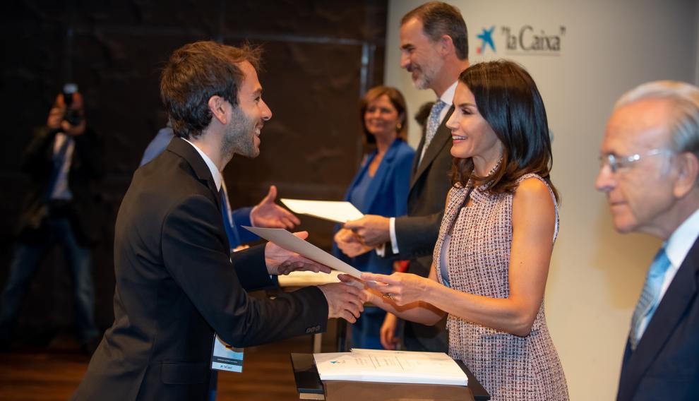 El zaragozano Gonzalo Alonso recibe la beca de La Caixa de manos de la reina Letizia.