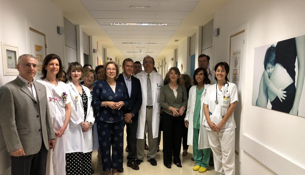 Profesional sanitario, consejera, responsables de Unicef y IHan en su vista al Hospital de Barbastro, amigo de los niños.