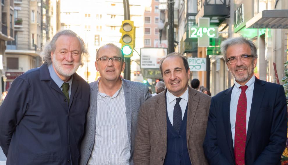 De izquierda a derecha, los doctores William Breitbart (Sloan Kettering Cancer Center), Paco Gil (psiquiatra del Clínico), Ricardo Campos (profesor de Psiquiatría en la Facultad de Medicina de Zaragoza) y Luigi Grassi, catedrático italiano de Psiquiatría.