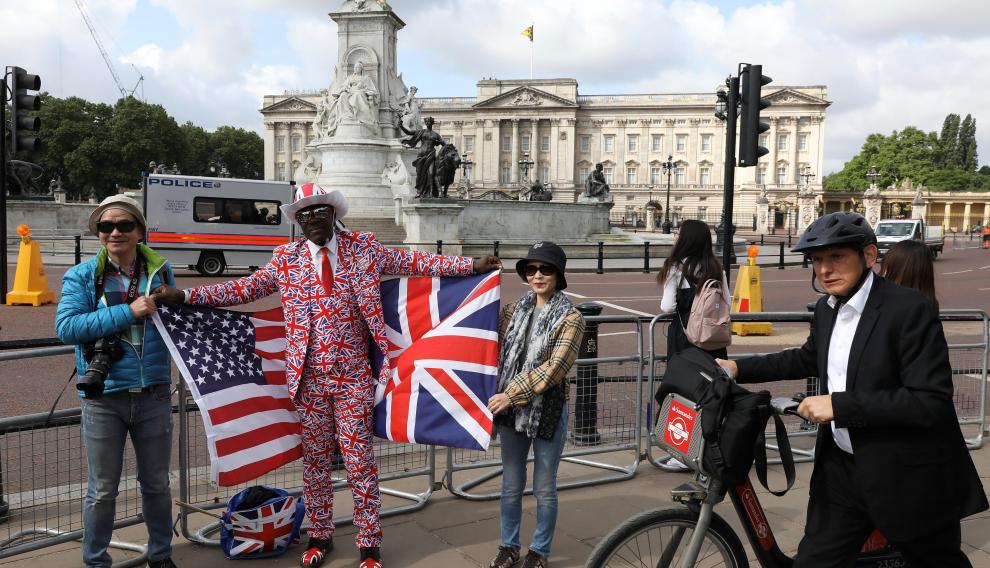 Varios ciudadanos londinenses se concentran con banderas estadounidenses y británicas a la espera de la llegada de Trump al Palacio de Buckingham, en Londres.