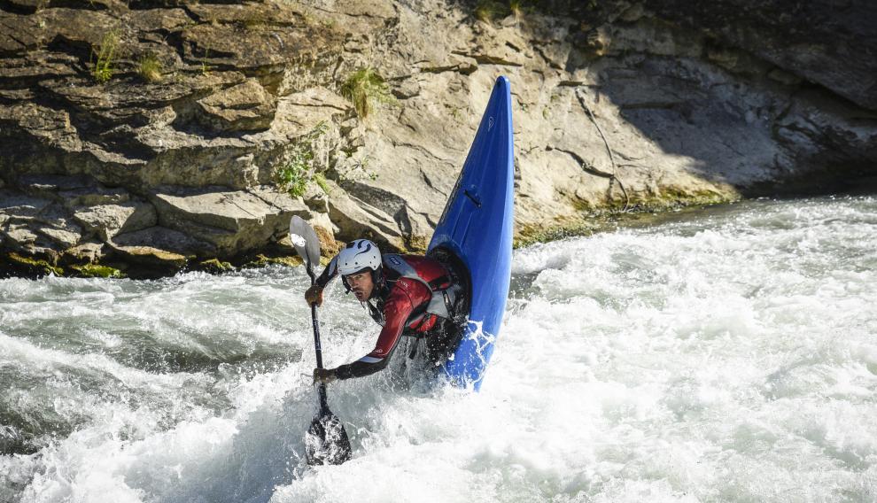 Un curso de kayak nos permitirá tener la técnica para las maniobras más radicales.