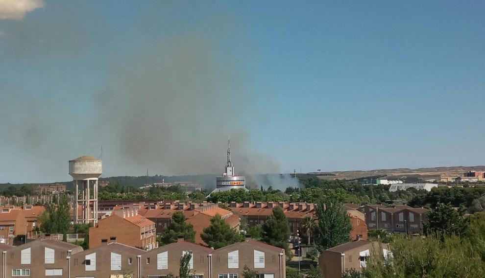 Incendio en la zona del estadio El Olivar.