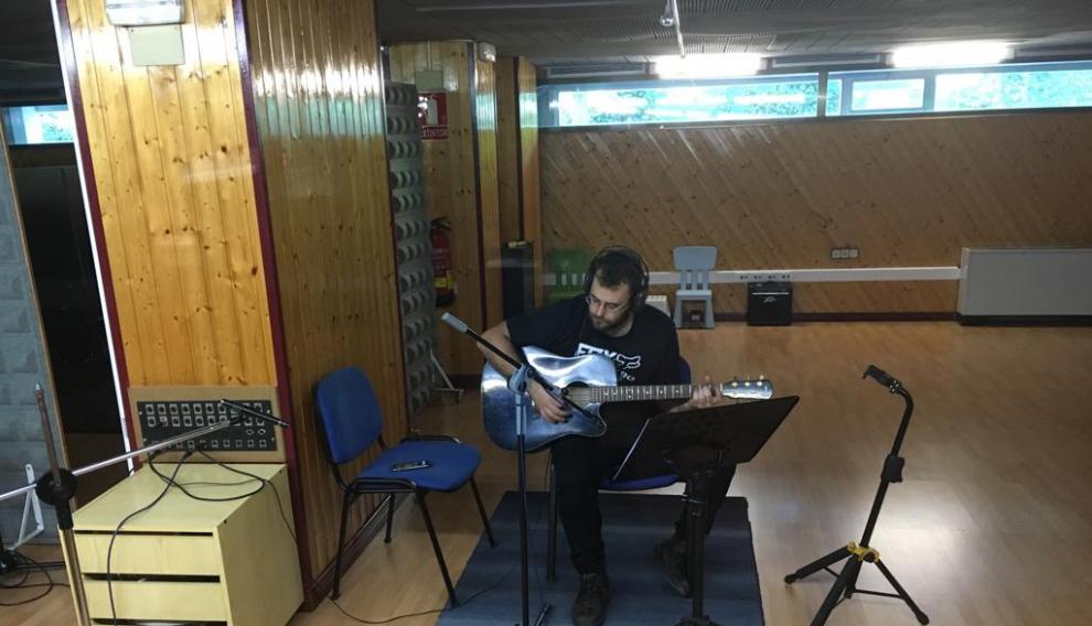 El grupo musical del Sobrarbe termina este fin de semana la grabación de su sexto álbum, 'Bailando entre las ruinas', compuesto por 17 canciones entre las que figura el 'himno' de la 'Revuelta por la España Vaciada'.