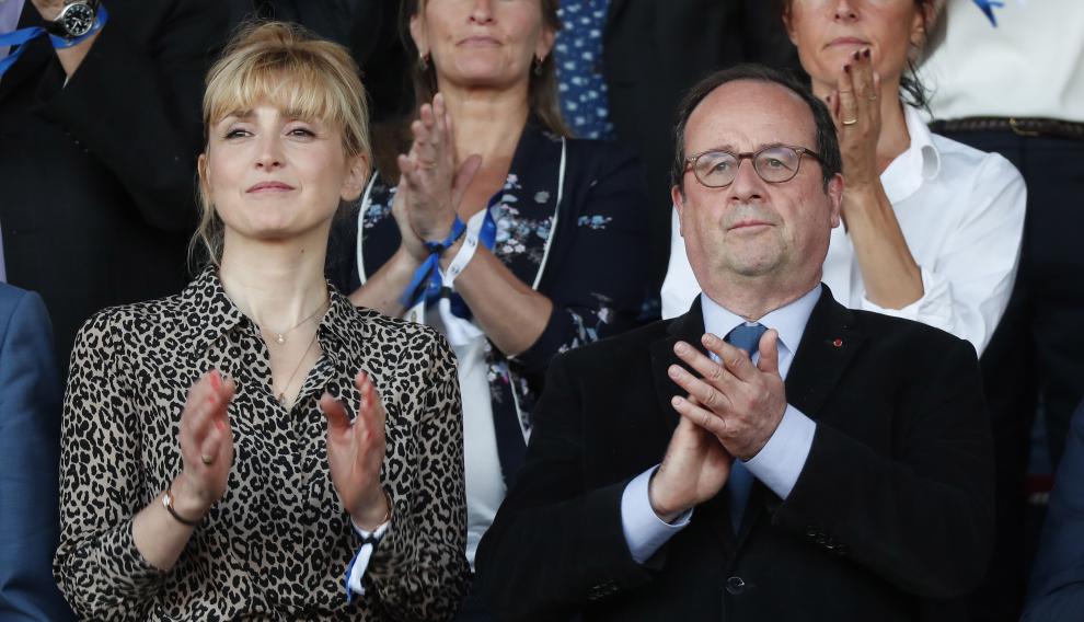 La actriz Julie gayet y el expresidente Hollande, el pasado mayo, en un partido de fútbol