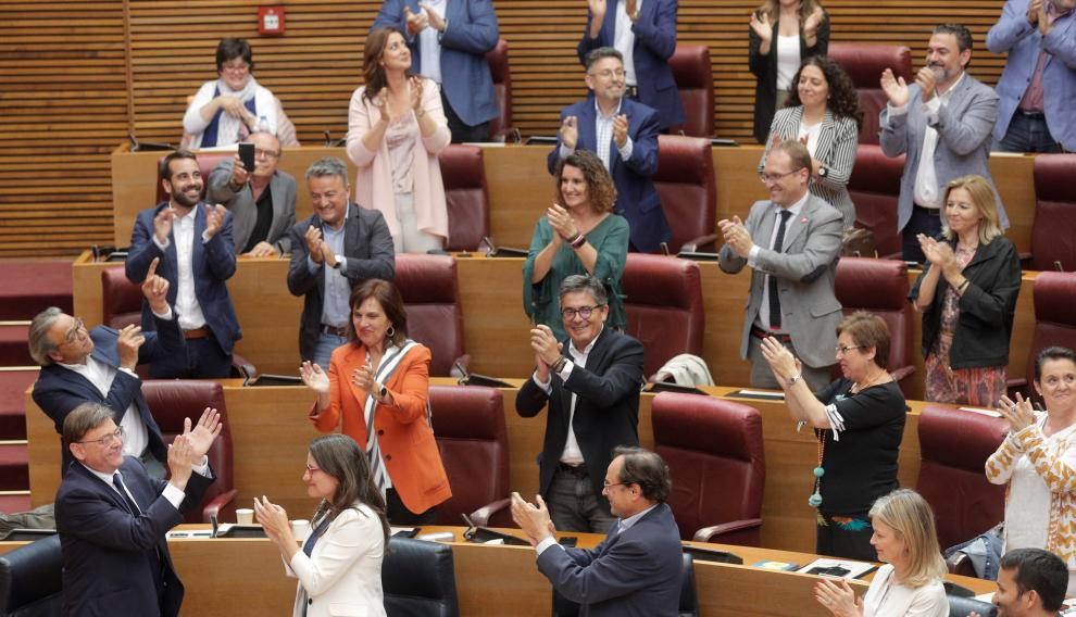 Aplausos para Ximo Puig en las Cortes valencianas