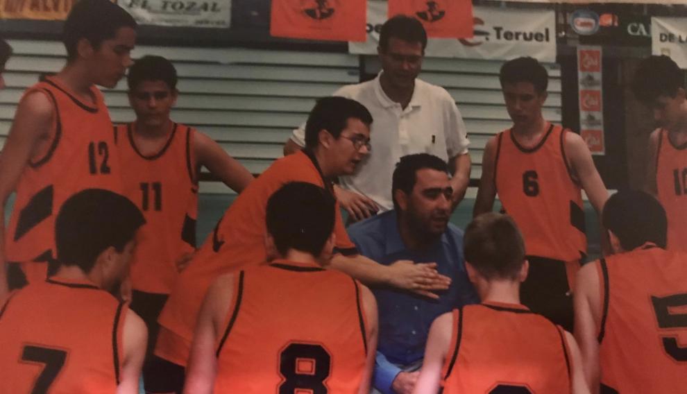 Chicho Lucas (entrenador), rodeado de los jugadores que lograron la gesta en 1999.