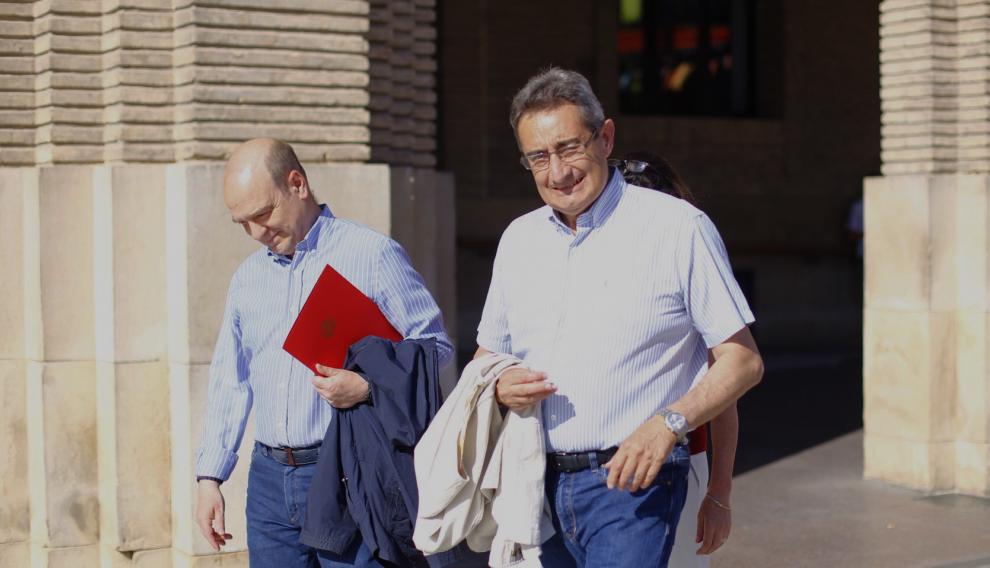 Santiago Morón y Julio Calvo a las puertas del Ayuntamiento de Zaragoza
