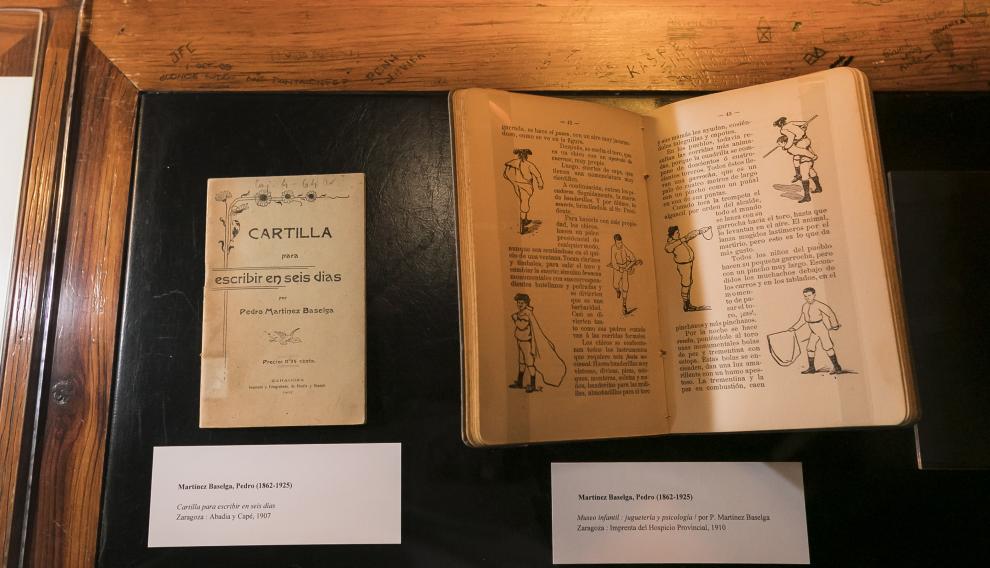 Dos de los libros de la muestra 'Más allá de Costa', en la biblioteca del Paraninfo.