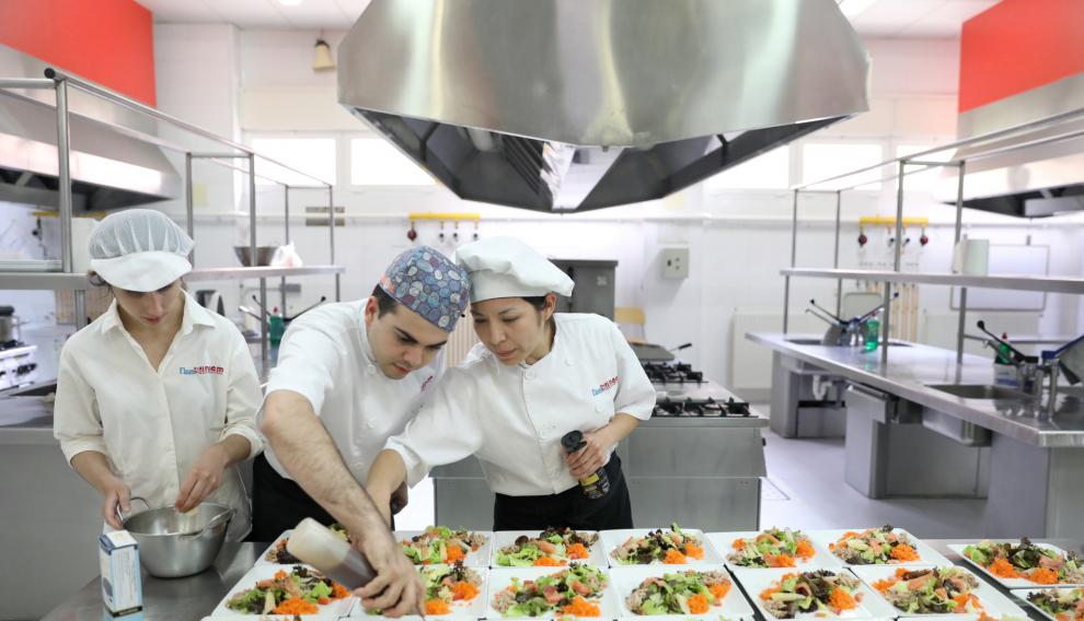 Los alumnos de la escuela taller Diservice ofrecieron una comida en la Escuela de Hostelería de Huesca para celebrar el fin de la fase práctica de su formación.