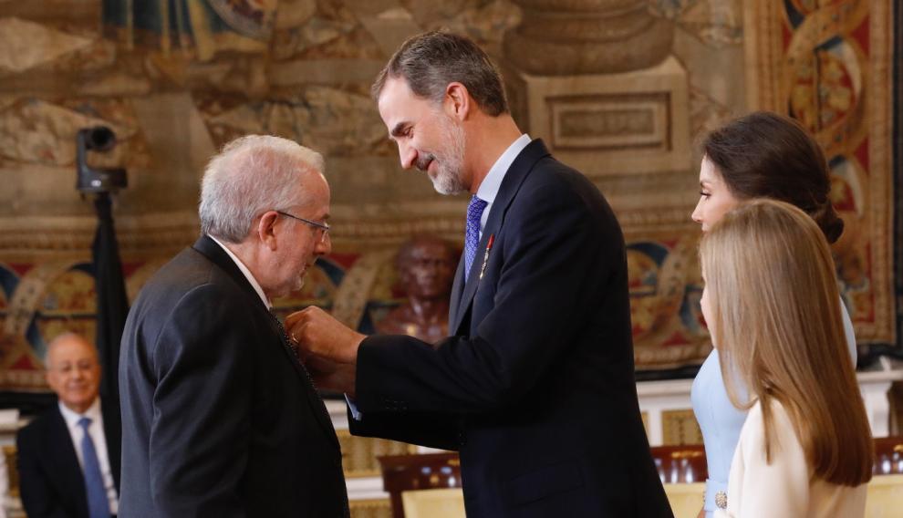 El bibliotecario turolense Ignacio Micolau recibe la medalla al Mérito Civil de manos del rey Felipe VI.