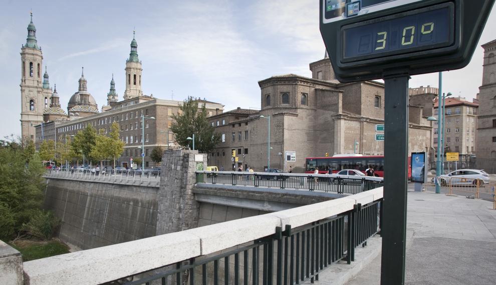 Un termómetro con 30 grados en Zaragoza