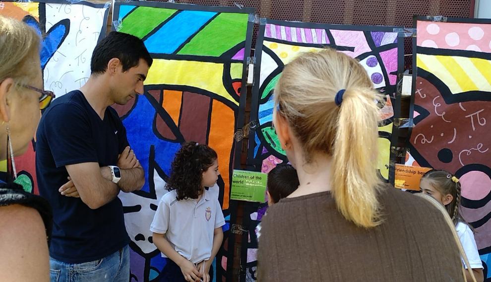 Familiares y vecinos del barrio, se acercaron a contemplar la exposición