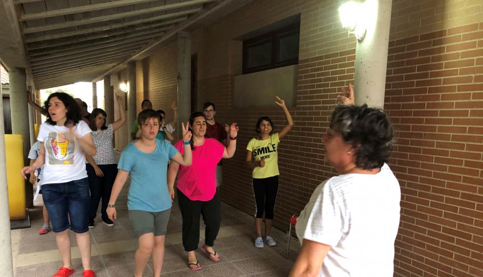 La finalidad de estos talleres, además de propiciar momentos lúdicos y de esparcimiento durante las vacaciones estivales de estos muchachos, es la de estrechar lazos entre las asociaciones y permitir el intercambio de experiencias.