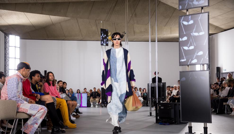 Paris (France), 22/06/2019.- A model presents a creation from the Spring/Summer 2020 Men's collection by British designer Jonathan Anderson for Loewe during the Paris Fashion Week, in Paris, France, 22 June 2019. The presentation of the Spring/Summer 2020 menswear collections runs from 18 to 23 June. (Moda, Francia) EFE/EPA/CHRISTOPHE PETIT TESSON Loewe - Runway - Paris Men's Fashion Week S/S 2020