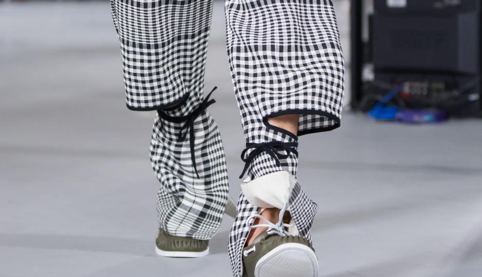 Paris (France), 22/06/2019.- A model presents a creation from the Spring/Summer 2020 Men's collection by British designer Jonathan Anderson for Loewe during the Paris Fashion Week, in Paris, France, 22 June 2019. The presentation of the Spring/Summer 2020 menswear collections runs from 18 to 23 June. (Moda, Francia) EFE/EPA/CHRISTOPHE PETIT TESSON Loewe - Runway - Paris Men's Fashion Week S/S 2020