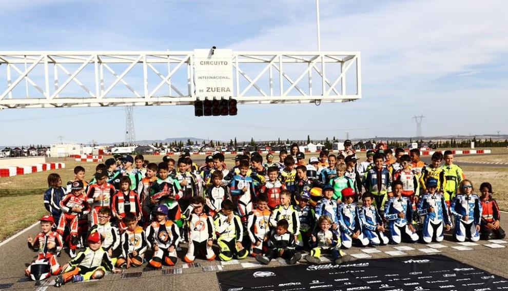 Foto de familia de los participantes de la Copa de España de minivelocidad en el Circuito Internacional de Zuera