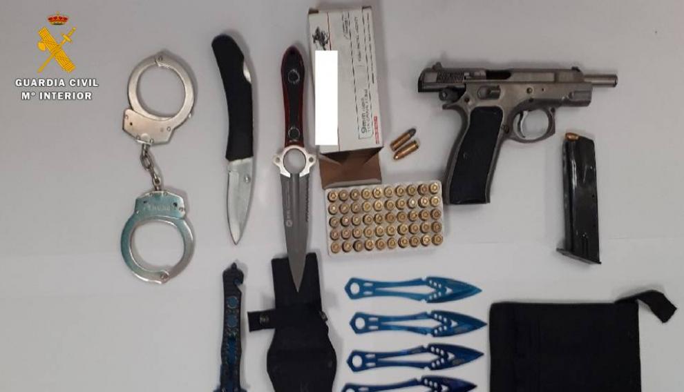 El detenido portaba un riñonera en la que llevaba una pistola cargada, munición y otras armas blancas.