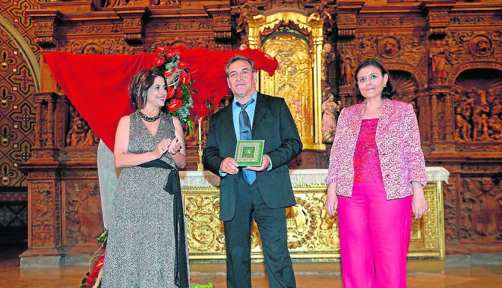 La alcaldesa, Emma Buj, con los representantes de Interpeñas, Toni Rodríguez y Pilar Balén.