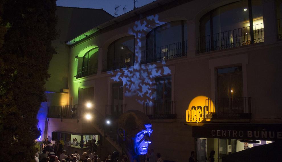 Proyección nocturna, en el patio del Centro Buñuel de Calanda