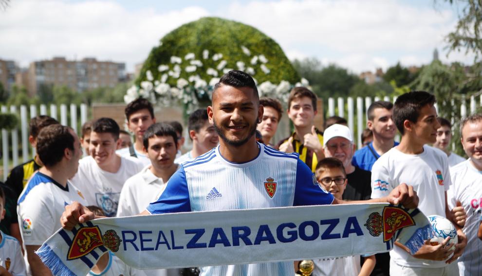 Luis Suárez, en su presentación, junto a aficionados del Real Zaragoza