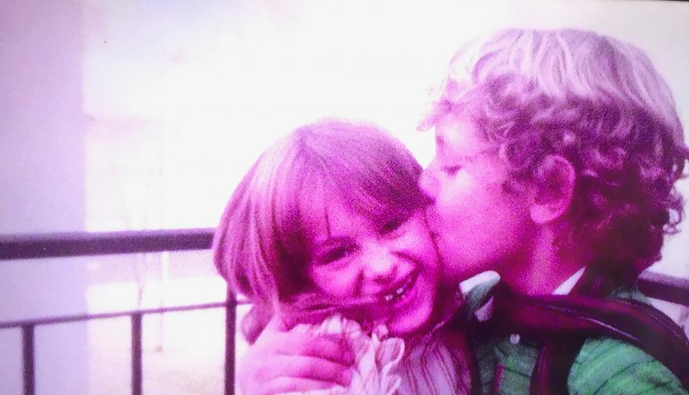 David, el dado del grupo, besa a una jovencísima Paulina Rubio, de la que se enamoró