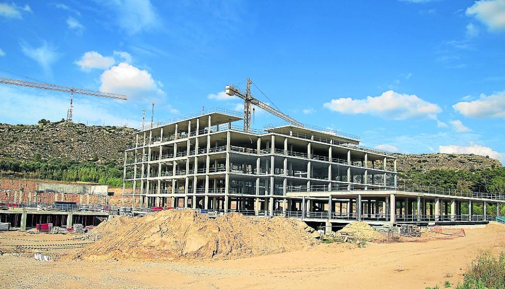 La construcción del hospital de Alcañiz se adjudicó en septiembre de 2017 y su estructura se terminó hace meses,pero las obras continúan avanzando al ralentí.