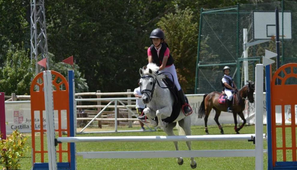 Carolina Crespo, la amazona del Pony Club que ganó dos medallas individuales y también en la prueba por equipos