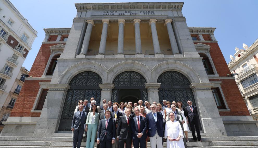 Fotografía de familia de los miembros del Real Patronato del Museo del Prado, en Madrid.