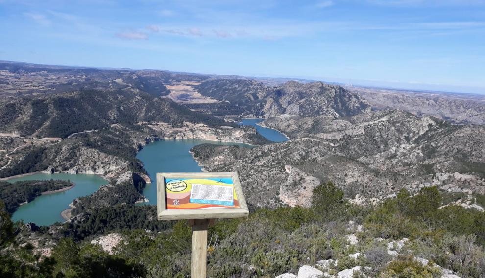 Mesa interpretativa en lo alto de La Tarayola, desde donde se ve el pantano de Calanda.