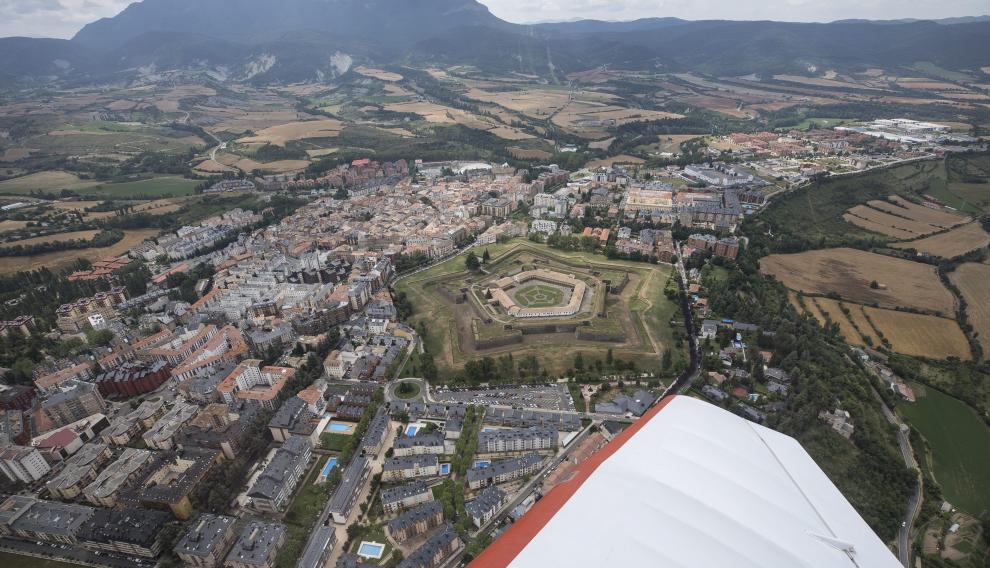 Vista aérea de Jaca, con la Ciudadela en el centro, junto al ala de la avioneta pilotada por Luis Ferreira.