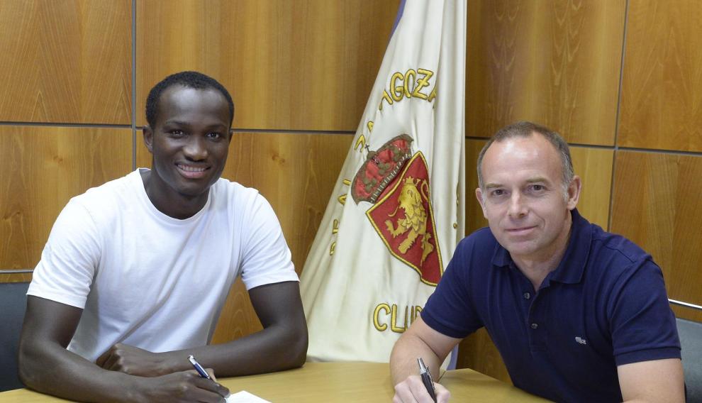 Christian Lapetra y Raphael Dwamena durante la firma del contrato con el Real Zaragoza.