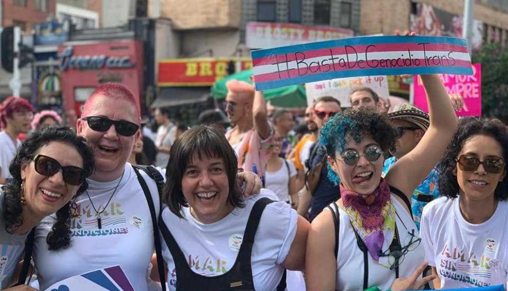 Natalia Aventín, en el centro de la fotografía, en una movilización a favor de la diversidad sexual.
