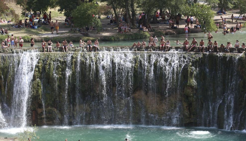 Bañistas en el Salto de Bierge, uno de los más concurridos, que tiene controlada la visita.