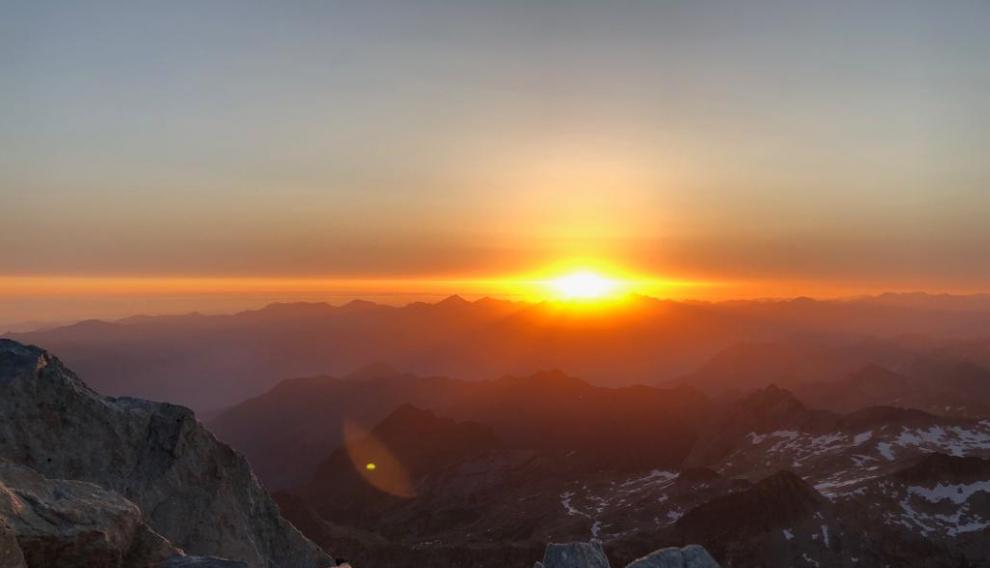 El amanecer desde la cima del Aneto. Fotos tomadas el pasado 13 de julio tras una ascensión nocturna aprovechando la luna llena.
