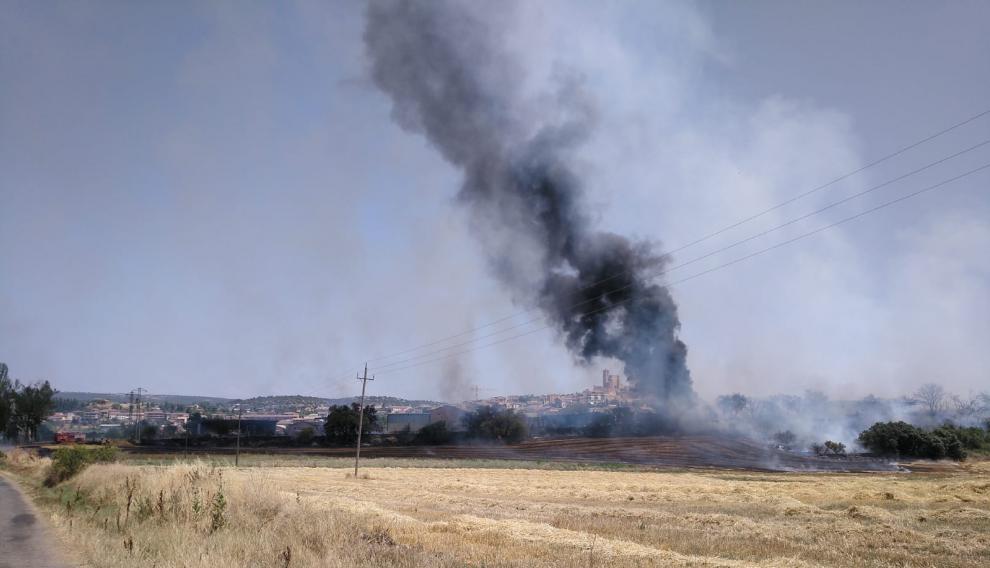 El incendio se ha declarado muy cerca del núcleo de Benabarre.