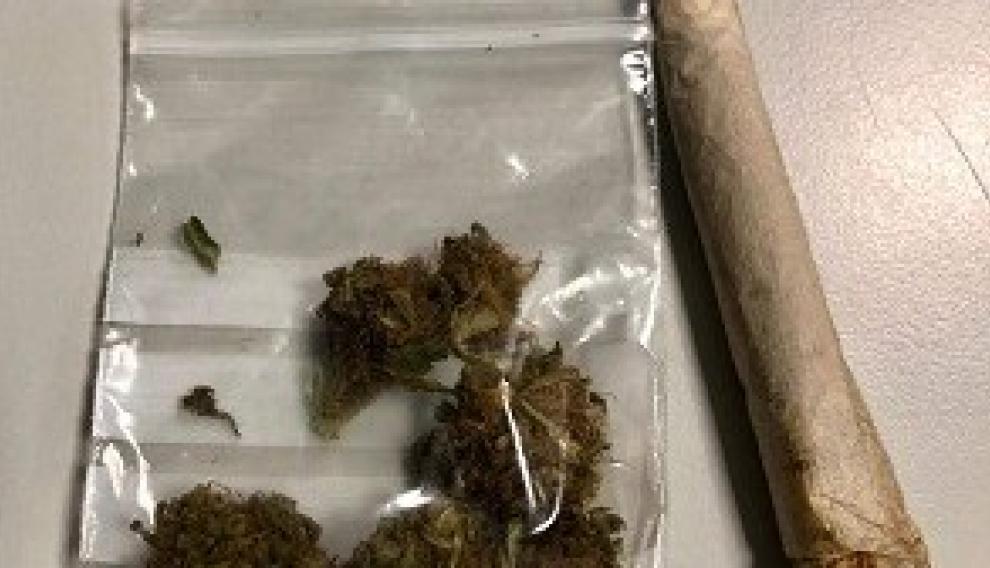 Los cogollos y el cigarrillo incautado al propietario del patinete.