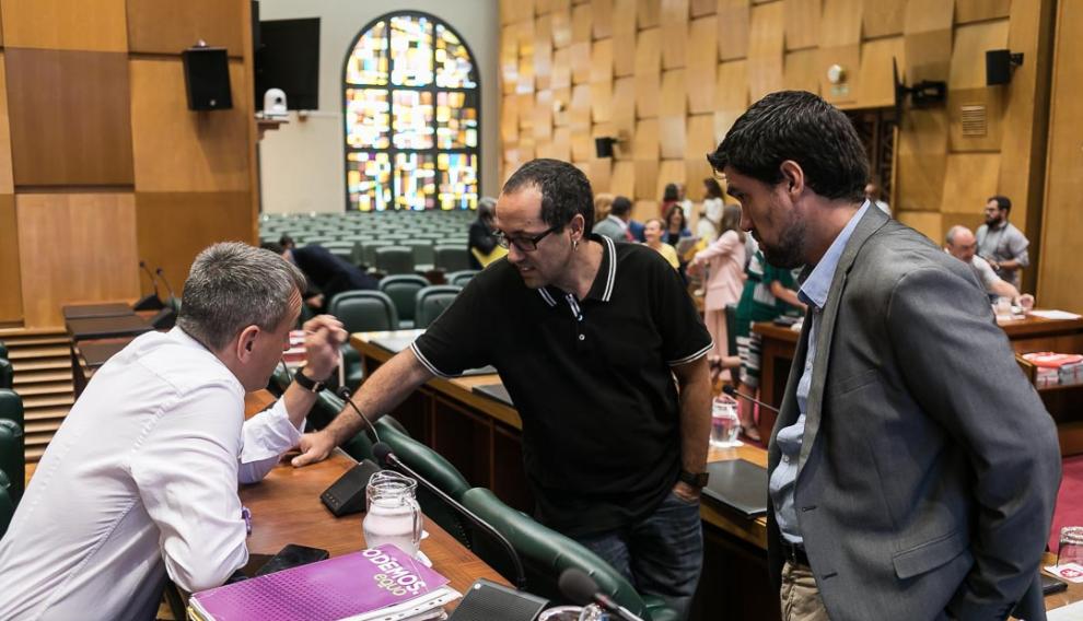 Fernando Rivarés (Podemos-Equo), Alberto Cubero (ZEC) y Horacio Royo (PSOE), en la comisión de Hacienda de este lunes.