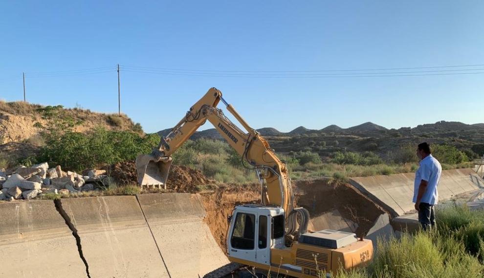 Una de las palas que trabaja en el tramo dañado del canal