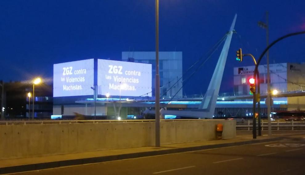 Etopía se tiñó anoche de morado para condenar el último caso de violencia machista.