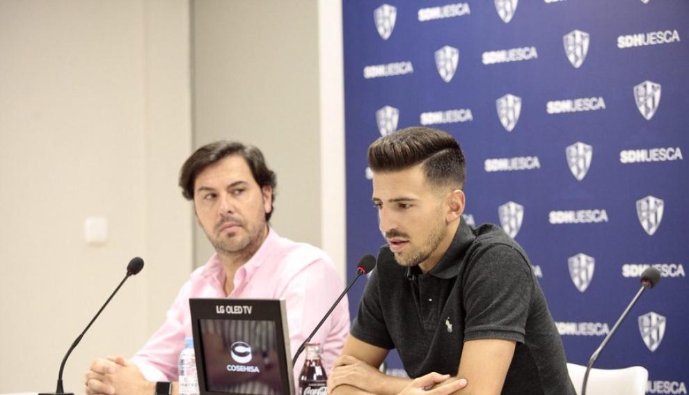 Juan Carlos Real, junto al director deportivo Rubén García, en su presentación.