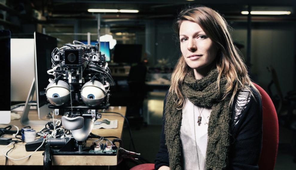 Kate Darling investiga la interacción entre seres humanos y robots. Asegura que tenemos una tendencia general a humanizar a seres no vivos que nos rodean o con los que habitualmente interactuamos.