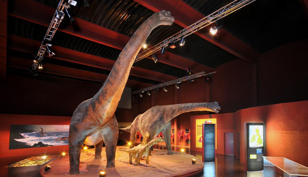 Recreación a tamaño real de una familia de Aragosaurus, un saurópodo único en el mundo, en el centro Legend Park de Galve.