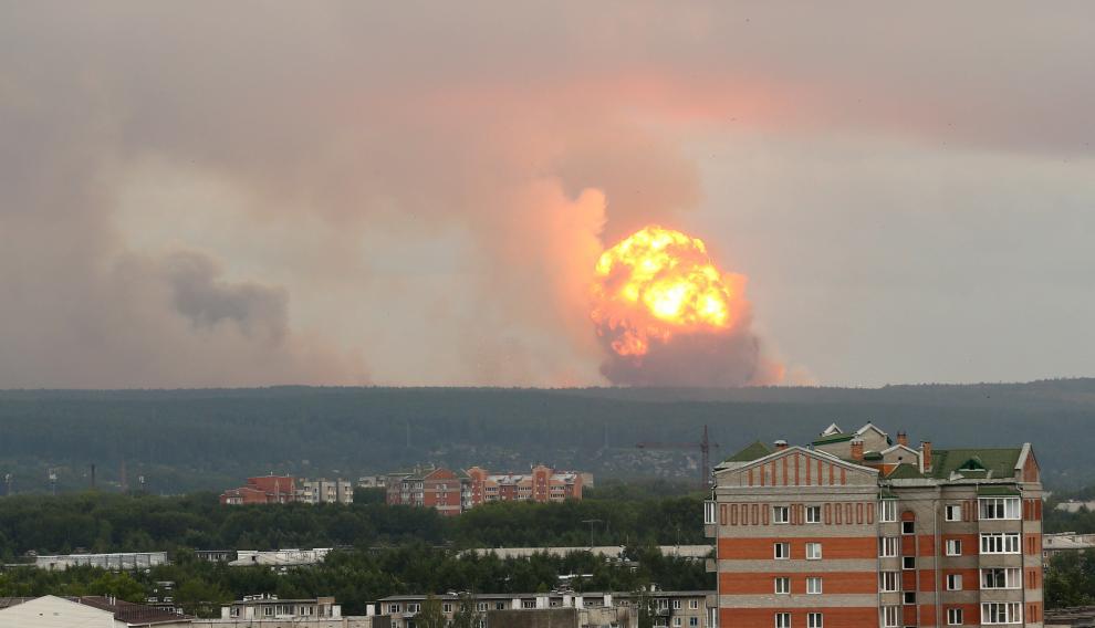 Vista de la explosión de un arsenal de proyectiles en una base militar de Rusia.