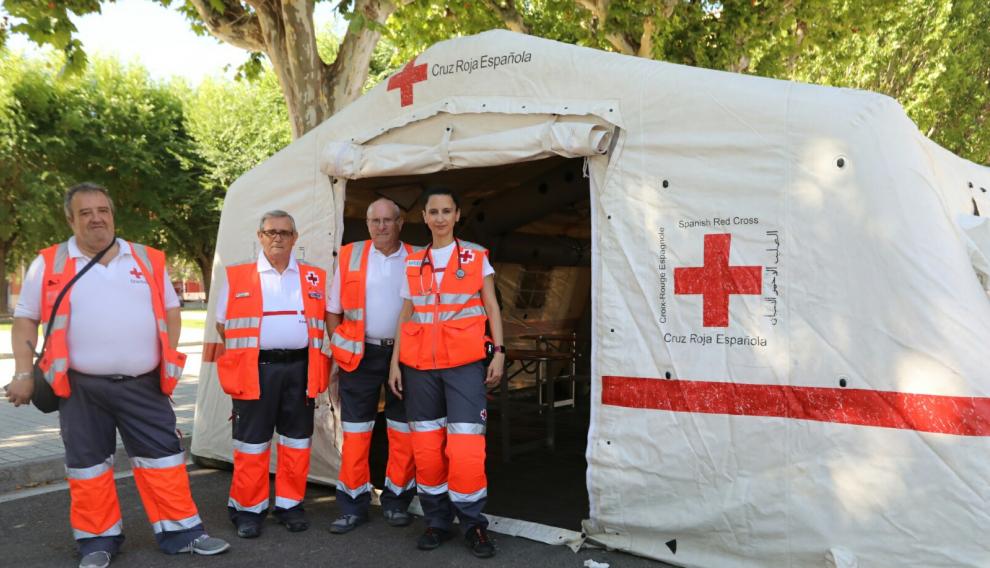 Voluntarios de Cruz Roja en el hospital de campaña.