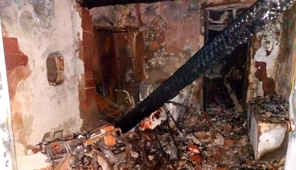 El tejado se derrumbó y la vivienda quedó totalmente destruida.