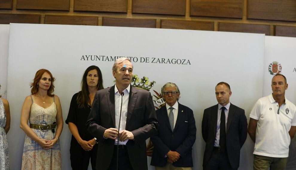 Jorge Azcón se dirige a la representación zaragocista en el Ayuntamiento.